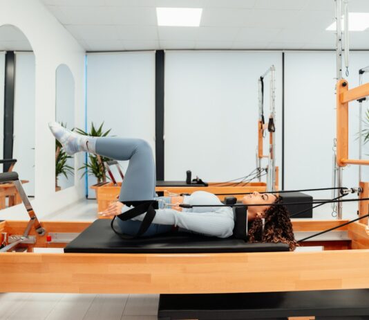 필라테스, 건강 트렌드의 중심에 서다…몸과 마음을 모두 잡는 비밀 열풍 a woman is doing a pivot on a pivot machine