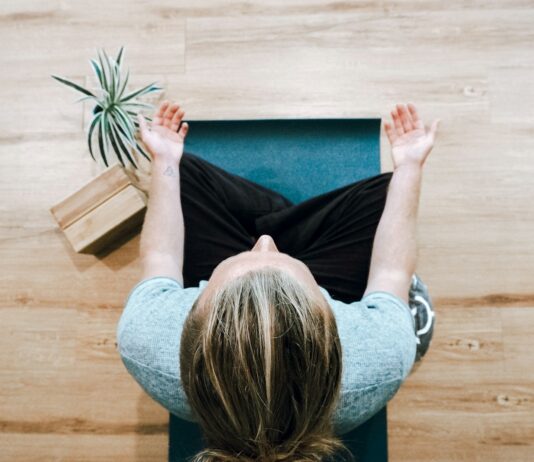 직장인 건강 지키는 ‘마음 챙김 루틴’ 뜬다… 바쁜 일상 속 실천법은? woman in black shirt and gray pants sitting on brown wooden bench