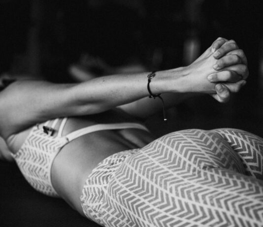 짧고 굵게, ‘틈새 운동’ 열풍…일상 속 건강 지키는 새로운 습관 a black and white photo of a woman laying on the ground