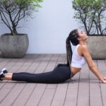 여성 건강관리, 일상 속 작은 변화에서 시작하세요 woman in white sports bra and black leggings doing yoga