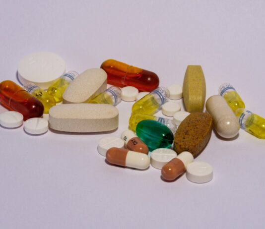 미량 영양소 결핍의 재조명: 비타민·미네랄 부족이 일으키는 보이지 않는 증상 A pile of pills sitting on top of a white table