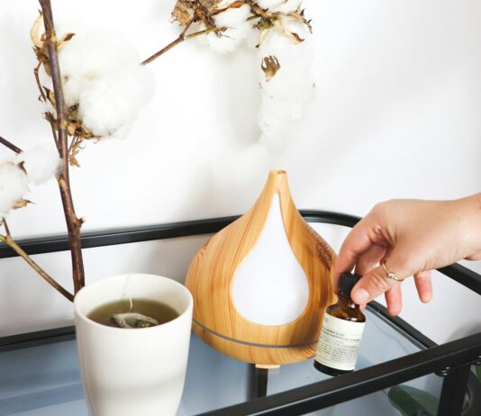 바쁜 일상 속 대체요법, 내 몸에 맞는 건강 루틴 찾기 person pouring milk on white ceramic mug