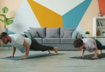 일상 속 ‘근육 건강’ 지키는 똑똑한 루틴, 나에게 맞는 실천법 찾기 Man and woman doing push-ups on yoga mats.