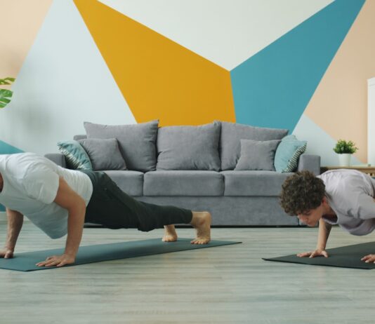 일상 속 ‘근육 건강’ 지키는 똑똑한 루틴, 나에게 맞는 실천법 찾기 Man and woman doing push-ups on yoga mats.