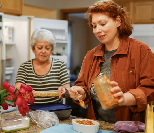 여성 건강, 일상에서 지키는 똑똑한 실천법 Two women preparing food in a kitchen.
