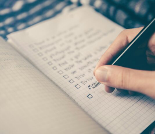 “작은 변화가 만드는 큰 평안”…일상 속 스트레스 관리법 주목 person writing bucket list on book