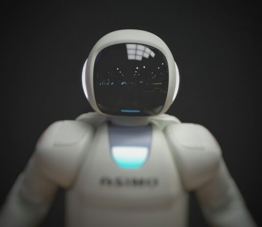 인공지능, 건강 관리의 새로운 동반자…집에서도 똑똑한 습관 만들기 white robot wallpaper