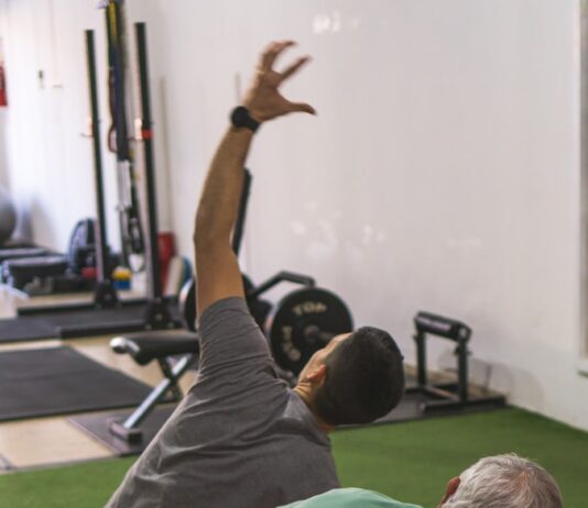 실버 필라테스의 부상: 100세 시대, 무릎 관절을 지키는 가장 우아한 방법 a couple of men standing on top of a yoga mat