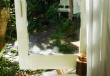 “마음도 건강하게” 일상 속 정신건강 지키는 새로운 트렌드와 실천법 Tea set arranged on a wooden tray by the window.