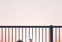 “걷기의 힘, 일상 속에서 건강 지키는 가장 손쉬운 비결” silhouette of person walking on roadside during sunset