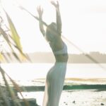 일상에 스며드는 ‘웰니스 문화’, 나만의 건강 루틴 만들기 woman standing near body of water