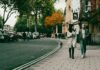 바쁜 직장인, 건강 챙기기 위한 ‘마이크로 루틴’ 주목받아 a couple of people walking down a street