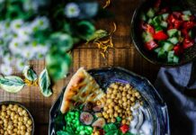 나만의 건강 식단, 일상에서 실천하는 트렌드와 팁 silver spoon on black ceramic bowl with vegetables