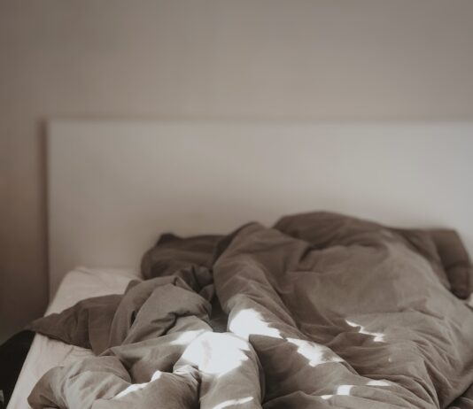 숙면을 위한 일상의 변화, 수면 최적화의 비밀 brown and white bed linen