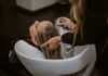 머리카락도 웰빙 시대… 건강한 모발 위한 일상 루틴 뜬다 a woman getting her hair cut by a hair stylist