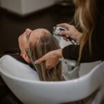 머리카락도 웰빙 시대… 건강한 모발 위한 일상 루틴 뜬다 a woman getting her hair cut by a hair stylist