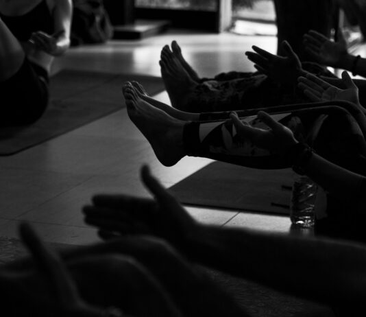 ‘웰니스 회복’, 몸과 마음을 동시에 치유하는 트렌드 People exercising on yoga mats in a studio.