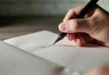 뇌건강 챙기는 일상 습관, 무심코 넘긴 행동들이 미래를 바꾼다 a person writing on a piece of paper with a pen